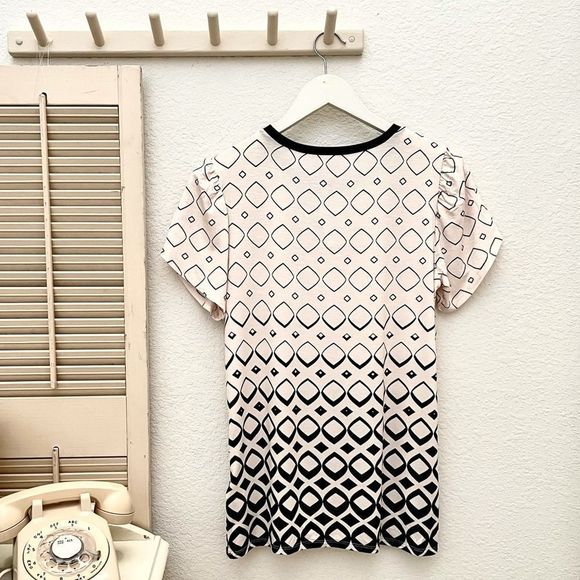 LuLaRoe “Olive” Style Tulip Sleeve Top with Geometric Print, Cream & Bla… - Picture 5 of 8